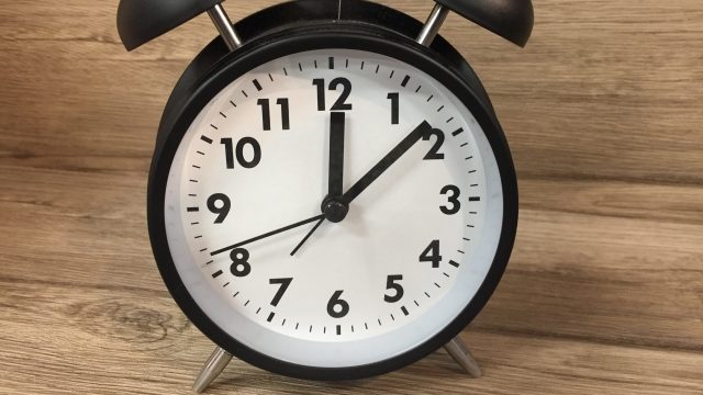 時刻が12時を過ぎたことを示している時計